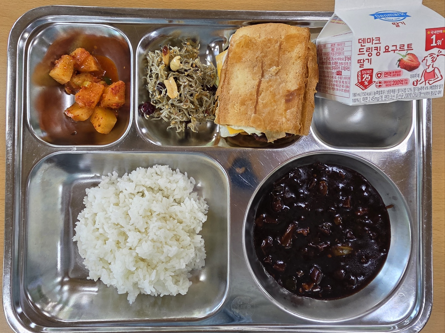 친환경쌀밥.멸치크랜땅콩볶음.(4.5.6.13)깍두기.(9)자장소스.(2.5.6.10.13.18)드링킹요구르트딸기.(2)
패스츄리치아바타샌드.(1.2.5.6.10.12.13.16)_이미지
