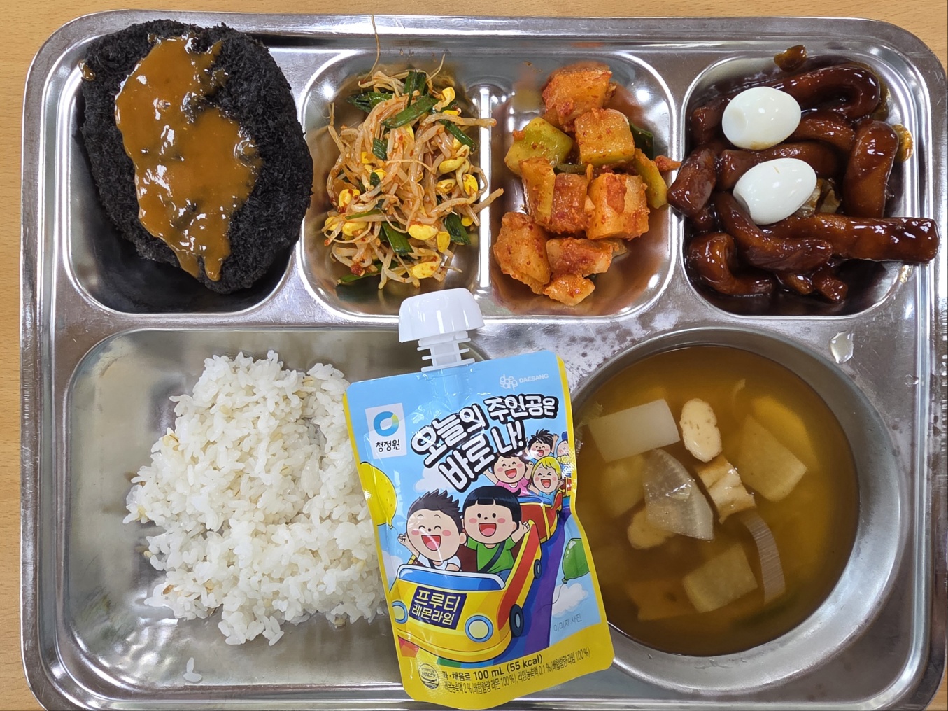 보리밥.종합어묵국.(1.2.5.6.10.13.16)콩나물부추무침.(5)두끼자장떡볶이/메추리알(반찬)..(1.2.5.6.13)흑백돈까스/크림브라운소스(1.5.6.10)깍두기.(9)프루티레몬라임_이미지