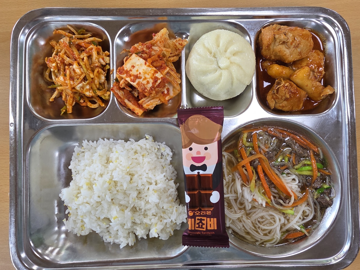 칼슘기장밥,쌀국수(국).(5.6.15.16.18)닭데리야끼조림(사과소스).(5.6.13.15.22)가메골고기왕만두.(1.5.6.10.16.18)양배추진미채무침.(5.6.13.17)포기김치.(9)비쵸비쿠키.(1.2.5.6)_이미지